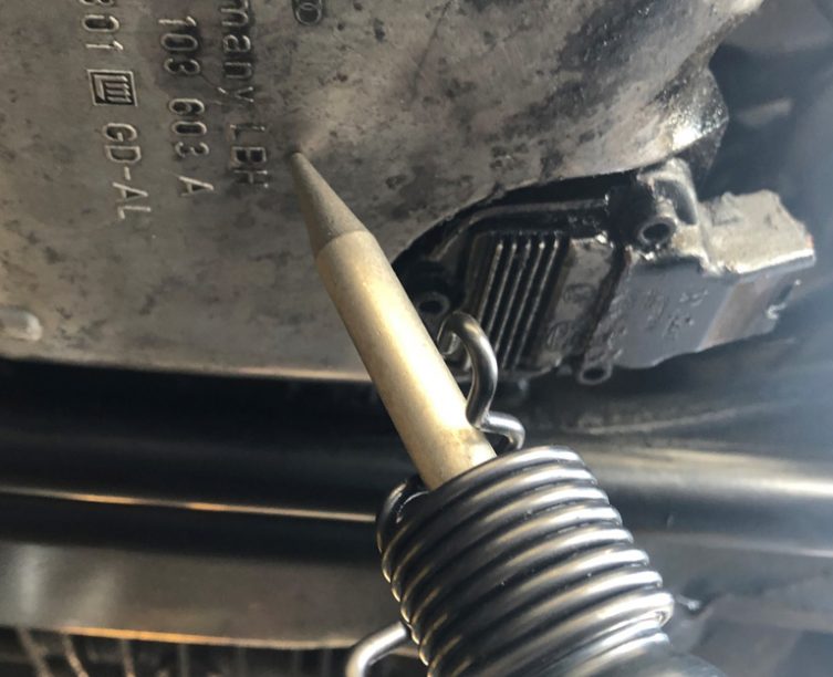 Image of AutoDrain Sump Buster | Un outil pratique pour percer les moteurs et boites de vitesses